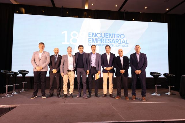 Los organizadores del 18° Encuentro Empresarial de la Industria del Software junto al gobernador, Maximiliano Pullaro.