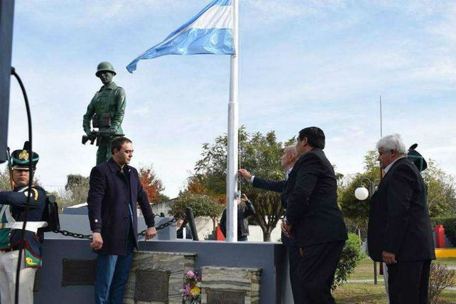 Pueblo natal. El monumento a Cabrera en la plazoleta Islas Malvinas de la localidad de San Agustín.