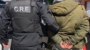 Balearon a un joven en un robo y la policía detuvo a un sospechoso armado