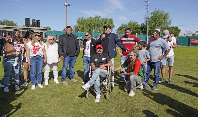 La emoción de Diego Lavezzi. El presidente de Aguirre habló a pura emoción. “Es un día muy feliz para nuestro barrio y nuestra ciudad. Todo es exclusivo del Pocho”, dijo rodeado de la familia y amigos.