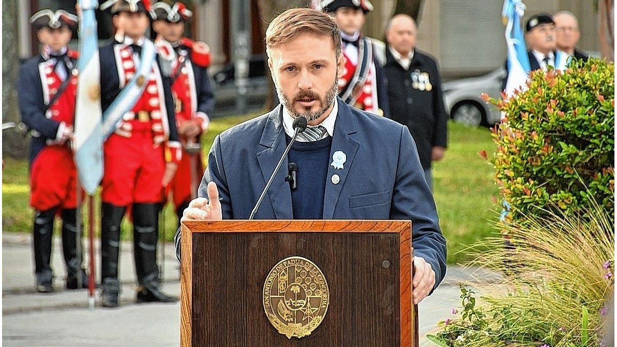 Francisco Azcué llamó a construir una Concordia con más oportunidades en el acto por el 25 de Mayo