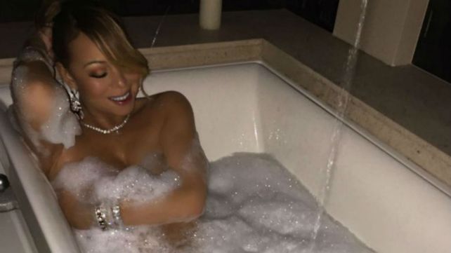 Mientras prepara su nuevo material musical, Mariah Carey posa desnuda en la bañera