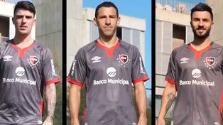 El Gato Formica, la Fiera Maxi Rodr&iacute;guez y Nacho Scocco, con la nueva camiseta alternativa de Newells presentadas el martes.