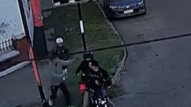 Dos delincuentes le gatillaron a un joven para robarle la moto en barrio Tiro Suizo
