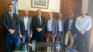 El intendente Poletti junto al secretario de Transporte de la Nación, Franco Mogetta, acompañados por funcionales municipales y nacionales.&nbsp;