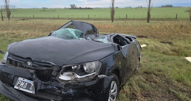 Milagro en la autopista a Córdoba: el techo del auto quedó completamente aplastado