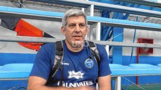 Estanislao Vachino es el entrenador en jefe del equipo femenino de Villa Dora.