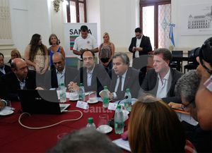 En Santa Fe, Milman dijo que el agua no diferencia color político