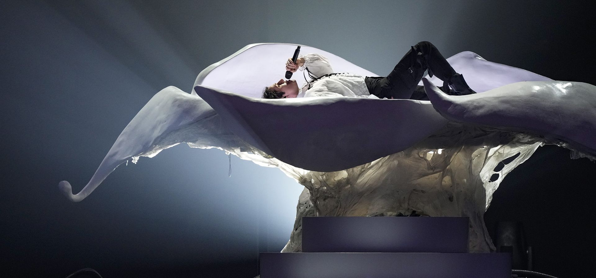 Luke Black de Serbia se presenta durante los ensayos generales para la gran final del Festival de la Canción de Eurovisión en Liverpool, Inglaterra, el viernes 12 de mayo de 2023. (Foto AP/Martin Meissner)