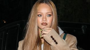 Rihanna sorprendió con un nuevo look: cabellera rubia con largas extensiones en honor a Jennifer Aniston