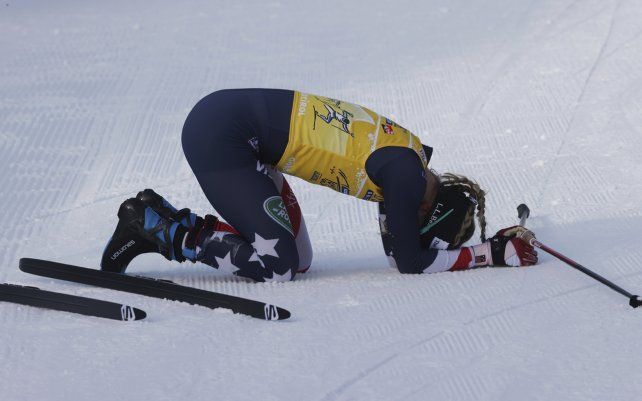 Jessie Diggins, de EE. UU., se arrodilla sobre la nieve después de ganar un Tour de Ski de fondo femenino de 10 kilómetros de estilo libre, en Dobbiaco (Toblach), Italia.