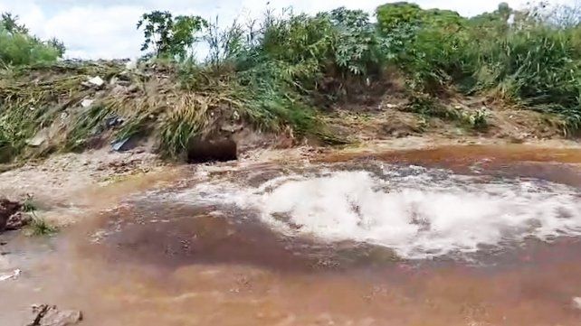 Personal de Obras Sanitarias de Paraná repara un caño maestro de agua que abastece a los centros Lola Mora y Parque del Lago. Piden cuidar el recurso&nbsp;
