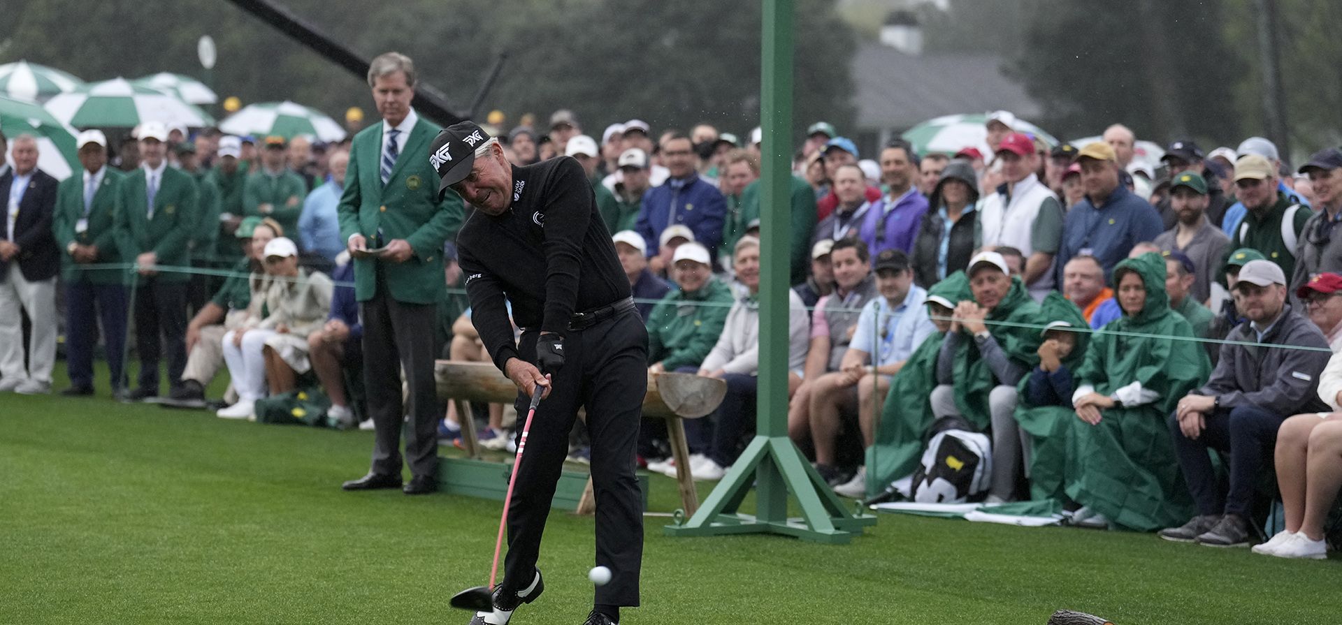 Gary Player realiza su golpe de salida durante la ceremonia de apertura honoraria antes de la primera ronda del torneo de golf Masters, el jueves 7 de abril de 2022 en Augusta, Georgia.
