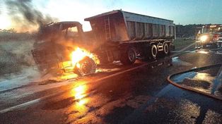 Autovía 14: tras una explosión en el motor camión se incendió en plena marcha