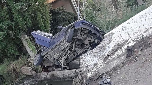 El auto de la familia cayó a una acequia tras el choque con otro vehículo