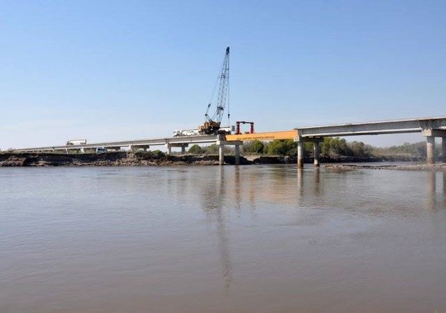 Obras. Las fotos dan cuenta de la magnitud del puente. Las tareas en los accesos y caminos aledaños están a cargo de Vialidad provincial.     Foto Gentileza/Iván Rodríguez