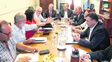 Sin números sobre la mesa. El ministro de Gobierno, Pablo Farías, lideró el encuentro de ayer en la Casa Gris.