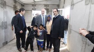 Corral y Bonfatti recorrieron la construcción de viviendas junto a Los Sin Techo