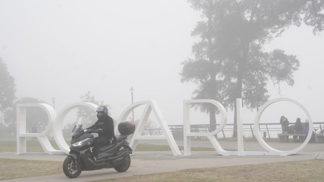 La niebla avanzó sobre Rosario. Hay un advertencia violeta del Servicio Meteorológico porque el fenómeno podría sostenerse gran parte del día