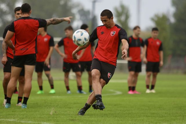 Gustavo Velázquez trabaja junto al plantel en Bella Vista. Newells ya puso proa a la Liga Profesional. El equipo de Mauricio Larriera necesita recuperar la fe.