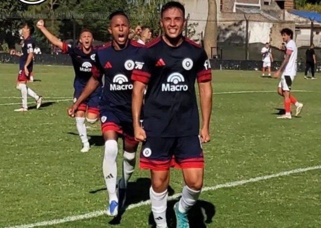Alegría total. El zaguero Román Ensegood celebra el gol que le dio el primer triunfo a Leones FC en torneos de AFA. La familia Messi está feliz.