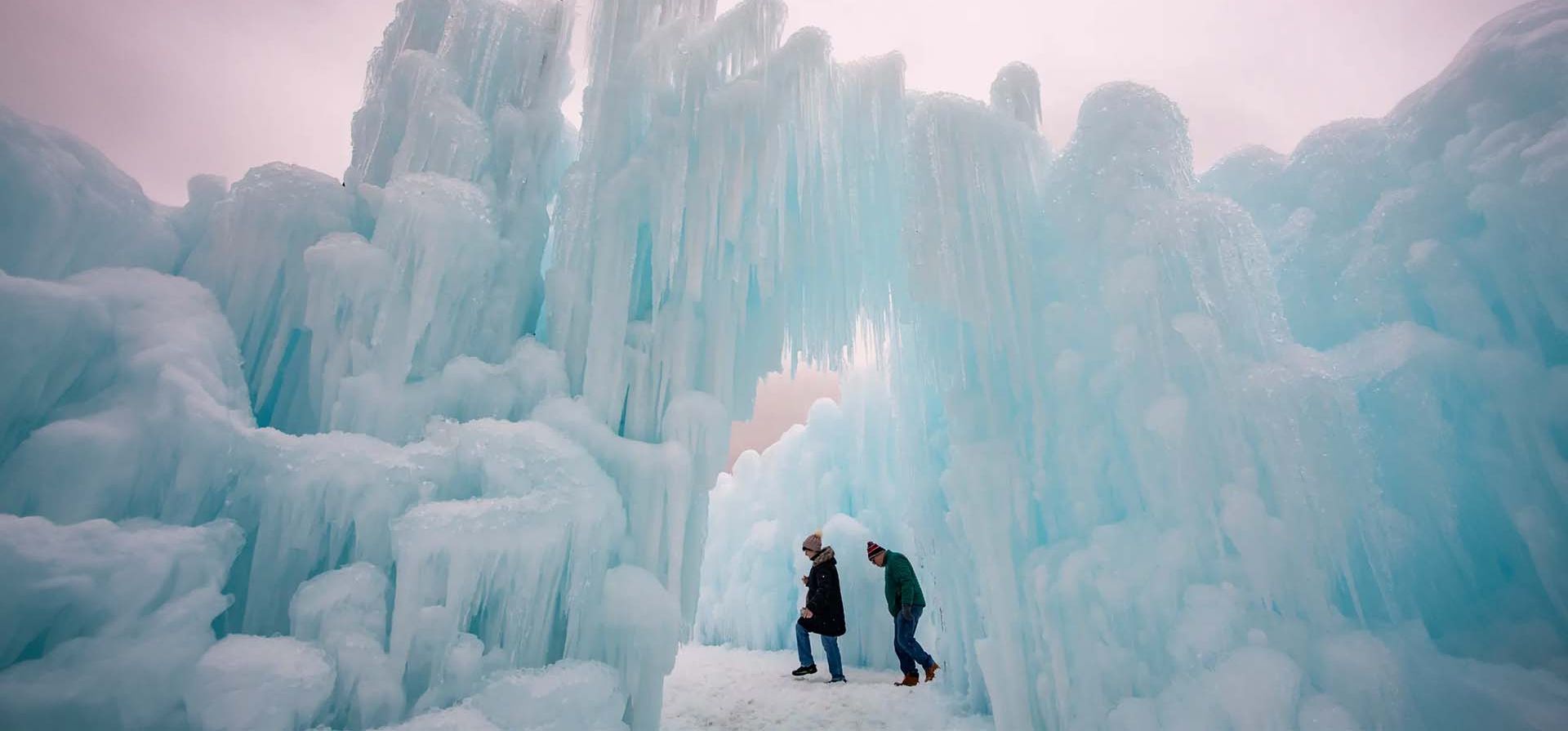 La gente explora las paredes de hielo, los senderos y las cavernas de los castillos de hielo, creados por Brent Christensen, quien creó su primera creación helada en el patio delantero de su casa para brindar felicidad y alegría a sus hijos, North Woodstock, Nuevo Hampshire, Estados Unidos. Fotografía: Joseph Prezioso/AFP/Getty Images La gente explora las paredes de hielo, los senderos y las cavernas de los castillos de hielo, creados por Brent Christensen, quien creó su primera creación helada en el patio delantero de su casa para brindar felicidad y alegría a sus hijos, North Woodstock, Nuevo Hampshire, Estados Unidos. Fotografía: Joseph Prezioso/AFP/Getty Images