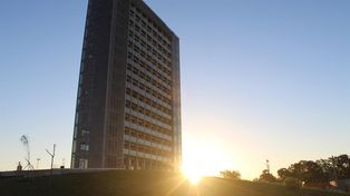 Minutos después de las 8.30 de este jueves, un testigo llamó al 911 para informar la caída de la niña desde el sexto piso del hotel UNL ATE