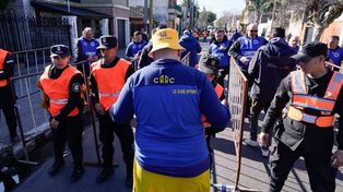 Los hinchas de Central, en el ingreso a La Fortaleza de Lanús.