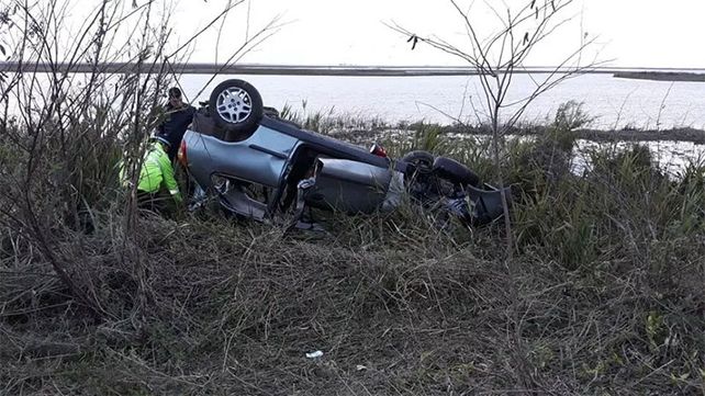 Auto chocó un carpincho, volcó y una persona murió