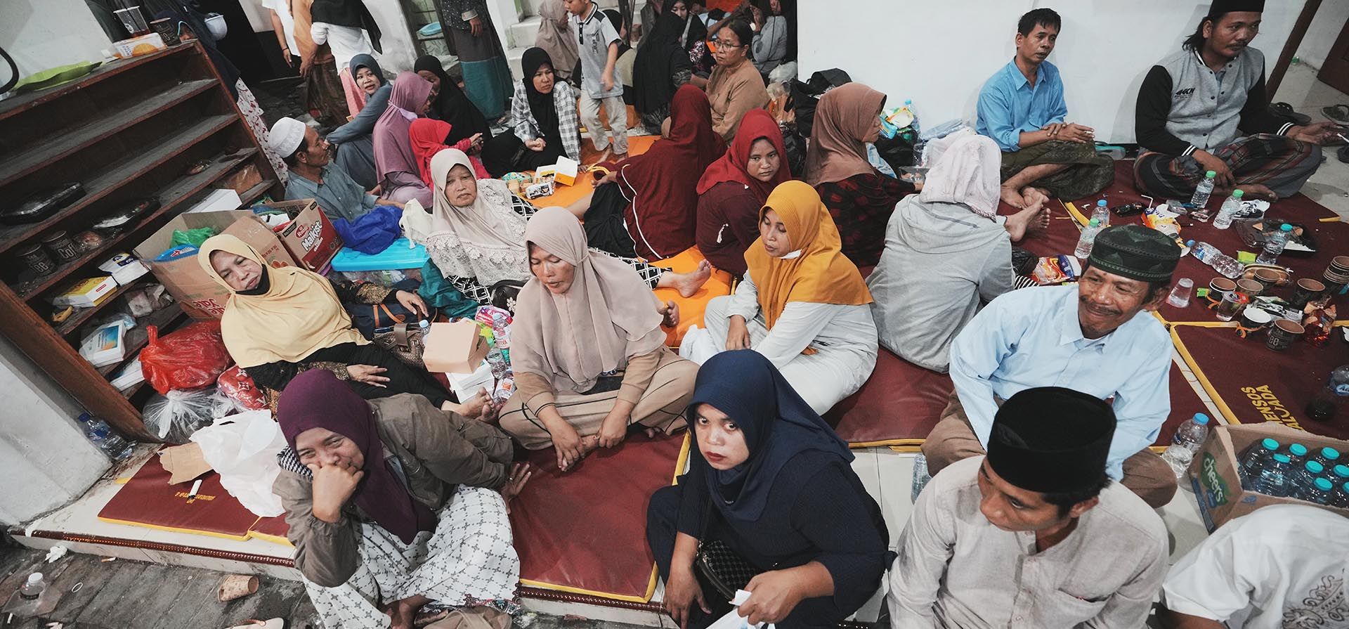 Familiares de estudiantes esperan mientras se realizan las labores de rescate para las víctimas atrapadas bajo los escombros tras el derrumbe de un edificio en construcción en un internado islámico en Sidoarjo, Java Oriental, Indonesia, el miércoles 1 de octubre de 2025. (Foto AP/Achmad Ibrahim) Familiares de estudiantes esperan mientras se realizan las labores de rescate para las víctimas atrapadas bajo los escombros tras el derrumbe de un edificio en construcción en un internado islámico en Sidoarjo, Java Oriental, Indonesia, el miércoles 1 de octubre de 2025. (Foto AP/Achmad Ibrahim)