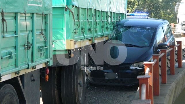 Se salvó de milagro: un camión cerró a un auto en el acceso a la avenida Alem