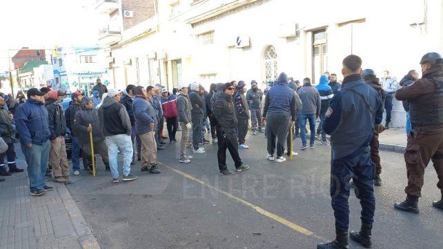 Trabajadores de Uocra están apostados frente al gremio en Paraná por el violento ingreso de unos 30 manifestantes ajenos al sindicato