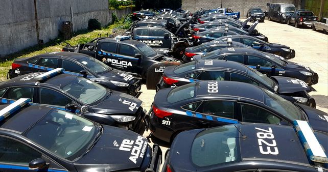 Patrullas policiales fuera de servicio en el playón de Tarragona y Juan José Paso. Los que no se recuperen van a destrucción, plantea el proyecto de ley.   