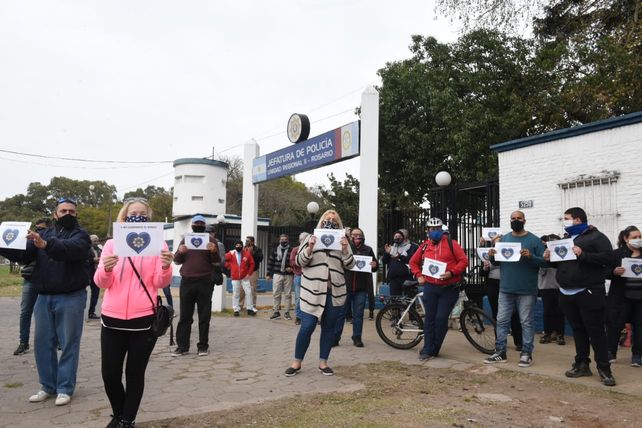 Un grupo de manifestantes en la puerta de la Jefatura de la Unidad Regional II.