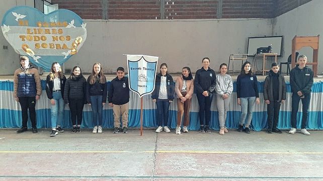 Elegidos. Los alumnos y alumnas que portan hoy el estandarte de la escuela fueron seleccionados a partir de las máximas de San Martín que pregonan valores de respeto por los demás.