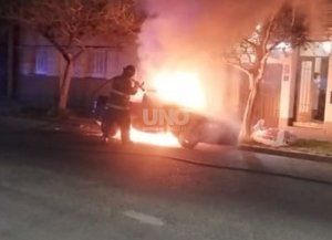 Sofocaron el incendio intencional de un auto estacionado a metros de la Comisaría 2ª de Santa Fe