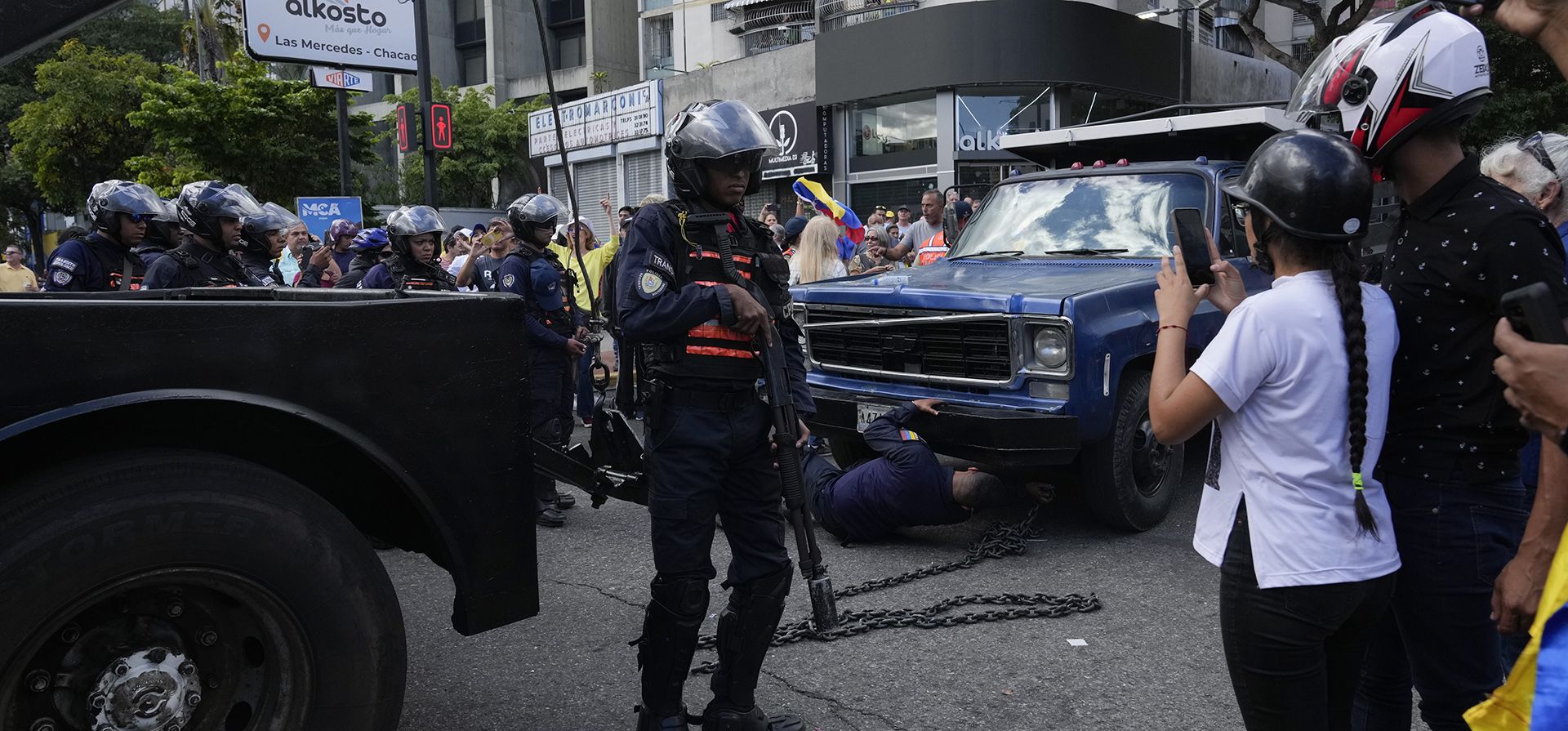 La policía se apodera de la camioneta desde la cual la líder opositora María Corina Machado se dirigió a sus seguidores en una protesta en Caracas, Venezuela, el jueves, 9 de enero 2025, día antes de la toma de posesión de un tercer mandato por el presidente Nicolás Maduro (AP Foto/Ariana Cubillos). La policía se apodera de la camioneta desde la cual la líder opositora María Corina Machado se dirigió a sus seguidores en una protesta en Caracas, Venezuela, el jueves, 9 de enero 2025, día antes de la toma de posesión de un tercer mandato por el presidente Nicolás Maduro (AP Foto/Ariana Cubillos).