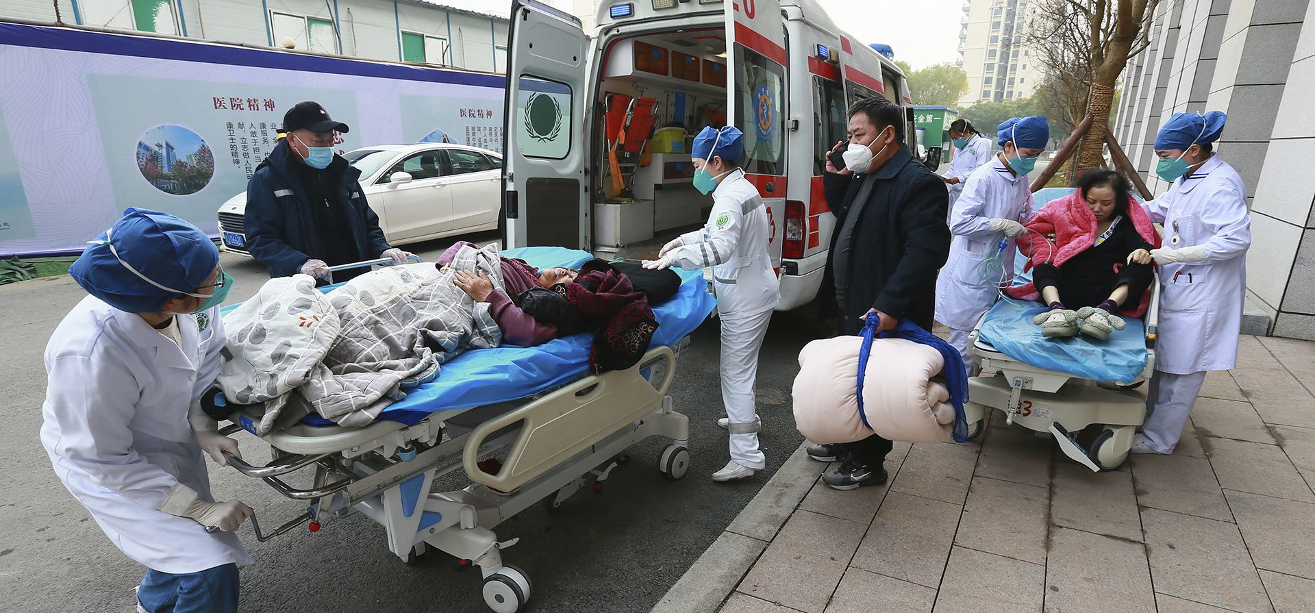 Médicos reciben a los pacientes que llegan en ambulancias a un hospital en Suining, en la provincia de Sichuan, suroeste de China, el sábado 31 de diciembre de 2022. Las escuelas, los centros comerciales y los restaurantes se llenan nuevamente con la relajación de Restricción por COVID-19. (Chinatopix Vía AP)