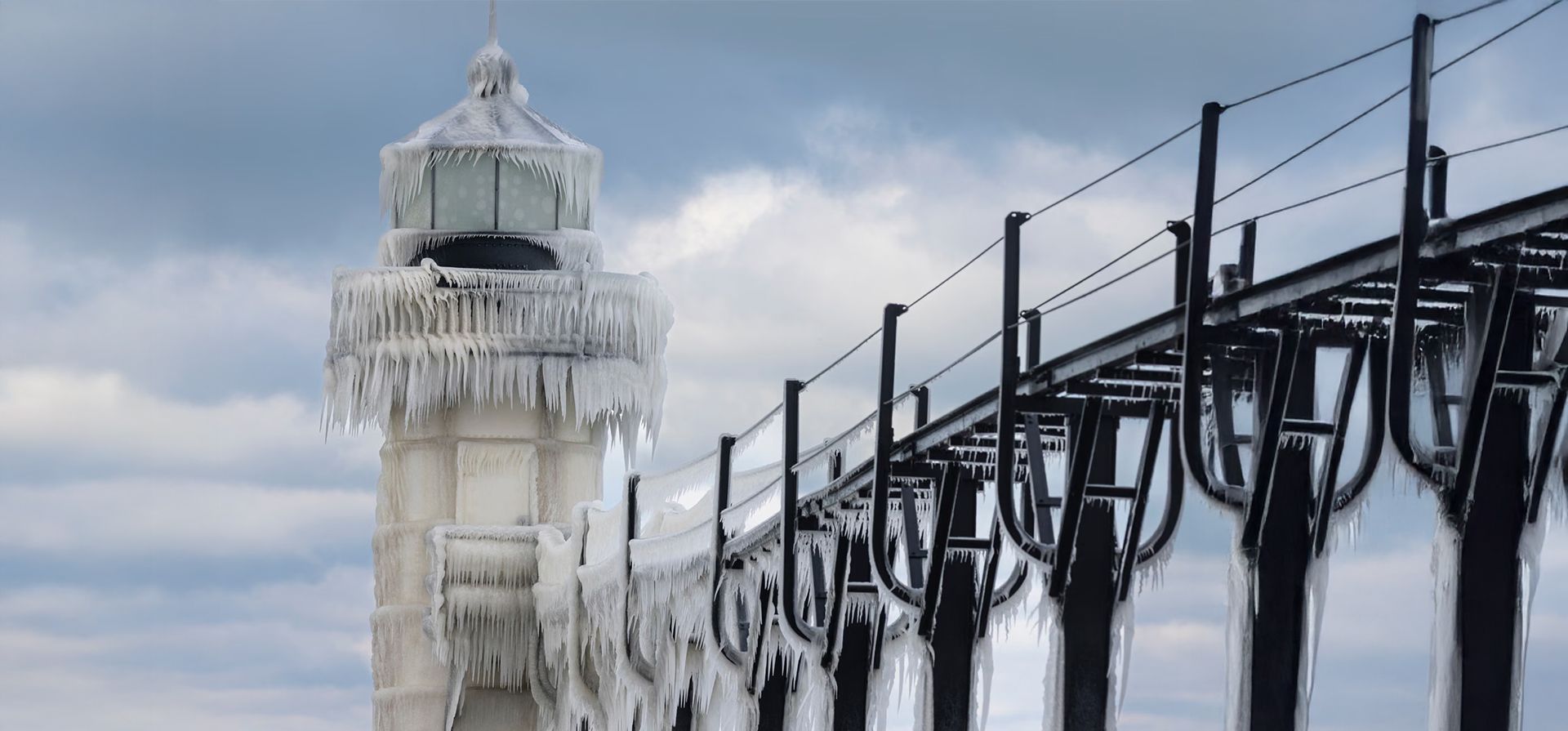El hielo cubre el faro exterior del muelle norte en Tiscornia Park, en St Joseph, Michigan, EE. UU.. Fotografía: Joel Bissell/AP El hielo cubre el faro exterior del muelle norte en Tiscornia Park, en St Joseph, Michigan, EE. UU.. Fotografía: Joel Bissell/AP