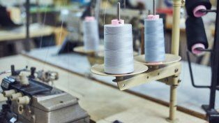 La industria textil utiliza sólo el 37% de su capacidad instalada y ya perdió unos 14.000 puestos de trabajo desde 2024, según la fundación Protejer