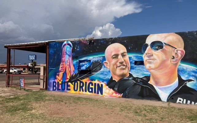 Un mural del fundador de Blue Origin, Jeff Bezos, a pocos días antes de que el dueño de Amazon planee lanzarse al espacio desde el puerto espacial Blue Origin a unas 25 millas fuera del Ciudad del oeste de Texas.