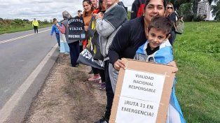 Abrazo simbólico a la Ruta Nacional 11, reclamando por su pésimo estado.