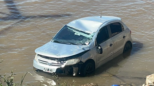 El auto que figuraba como robado en Rosario fue hallado semisumergido en el río cerca del camping de Fray Luis Beltrán.