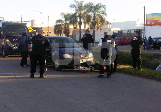 Fuerte choque en Aristóbulo del Valle terminó con un auto dentro del zanjón central