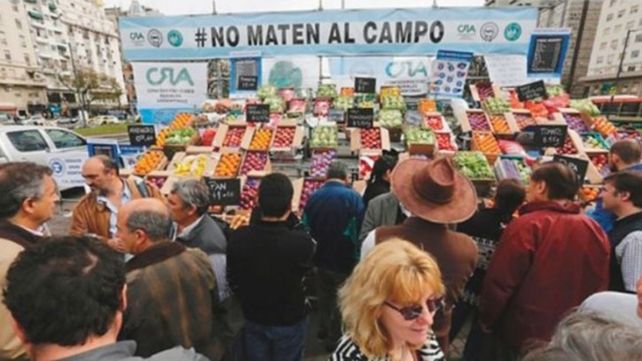 Productores regalan 20.000 kilos de verduras en Plaza de Mayo