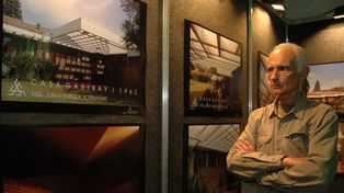 Para enmarcar. Jorge Scrimaglio junto a sus proyectos arquitectónicos.