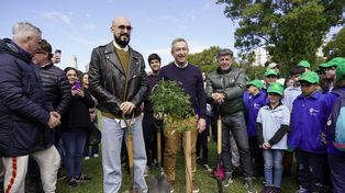 El galardonado cantante llegó a Rosario en el marco de la campaña “Por una América Latina más Verde” impulsada por la empresa John Deere para plantar árboles en el ámbito público.