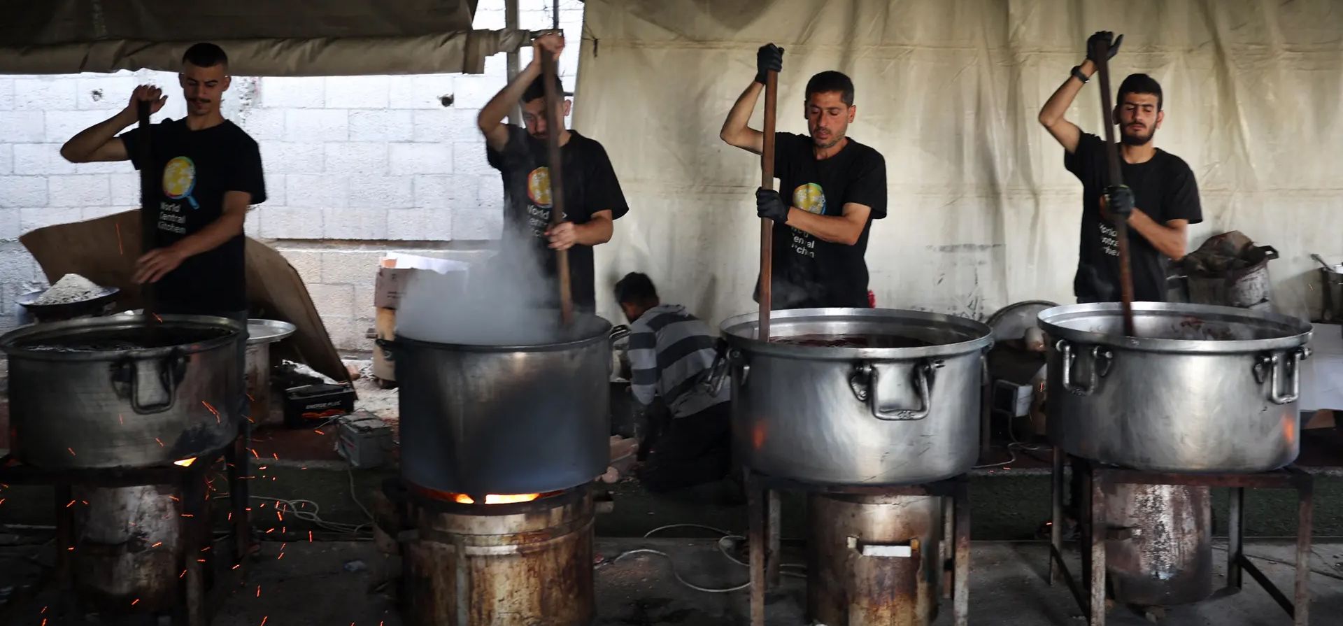 Voluntarios de World Central Kitchen cocinan comida para los palestinos desplazados, Rafah, Franja de Gaza. Fotografía: AFP/Getty Images