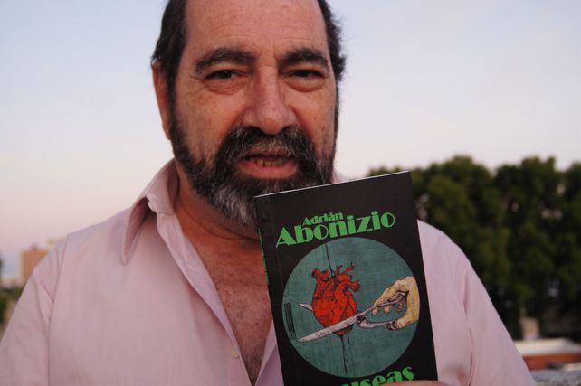 Adrián Abonizio: trece libros para cantar la ciudad