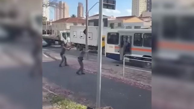 Asesinó a puñaladas a tres personas al azar en un colectivo en San Pablo